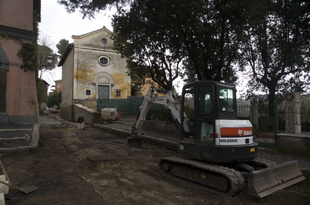 Scavi archeologici davanti a San Nicola