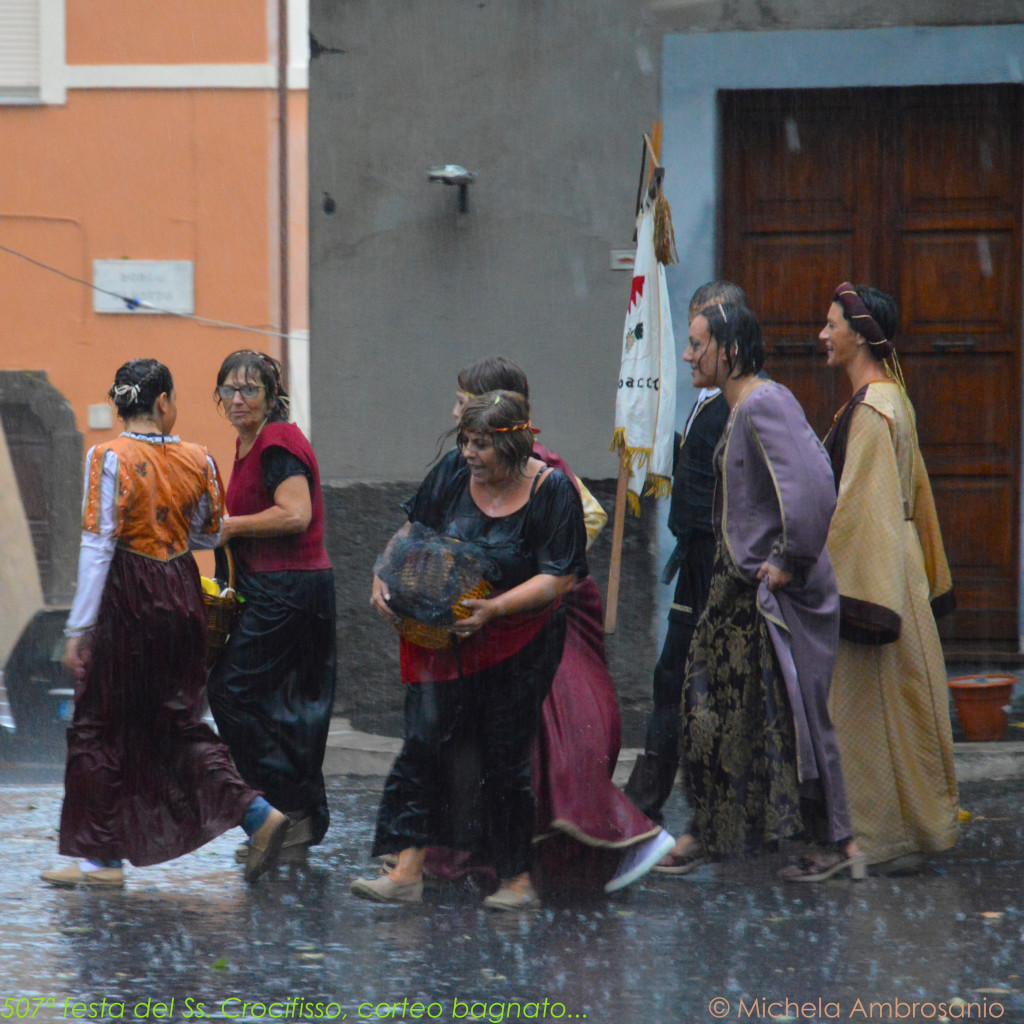 507ª festa del Ss. Crocifisso, corteo bagnato...