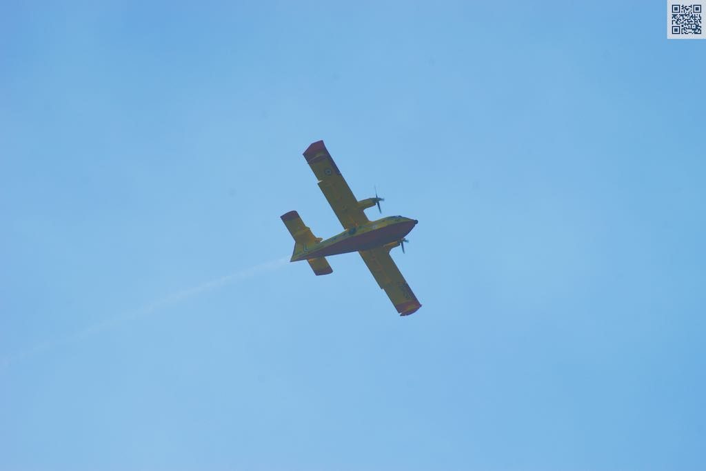 Piloti che rischiano la vita con continui passaggi per spegnere ciò che qualcuno ha provocato