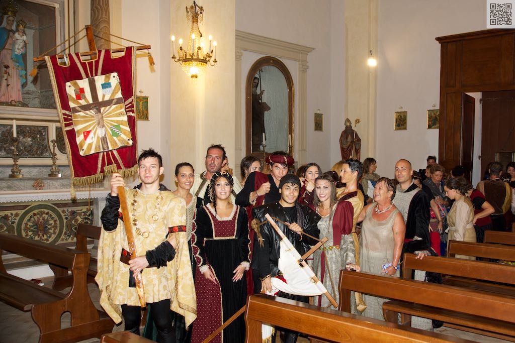 507ª festa del Ss. Crocifisso, corteo bagnato dalla pioggia, l'arrivo in parrocchia