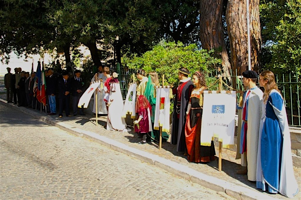 Davanti al Monumento dei Caduti di Borgo di Sopra