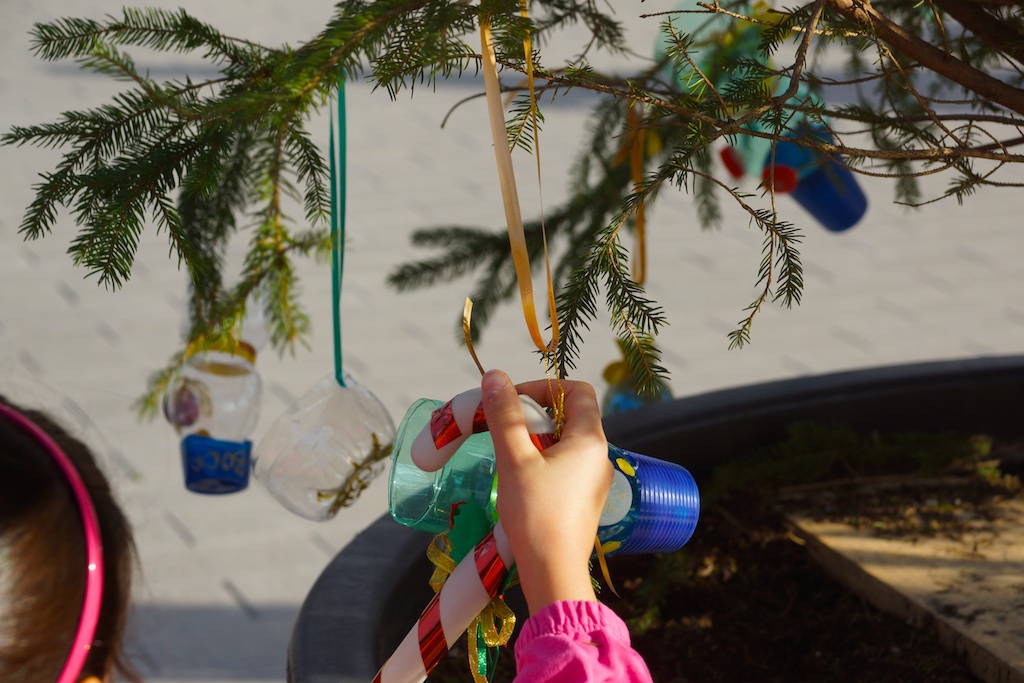 Allestimento dell'albero di Natale di Piazza Antonio Basso