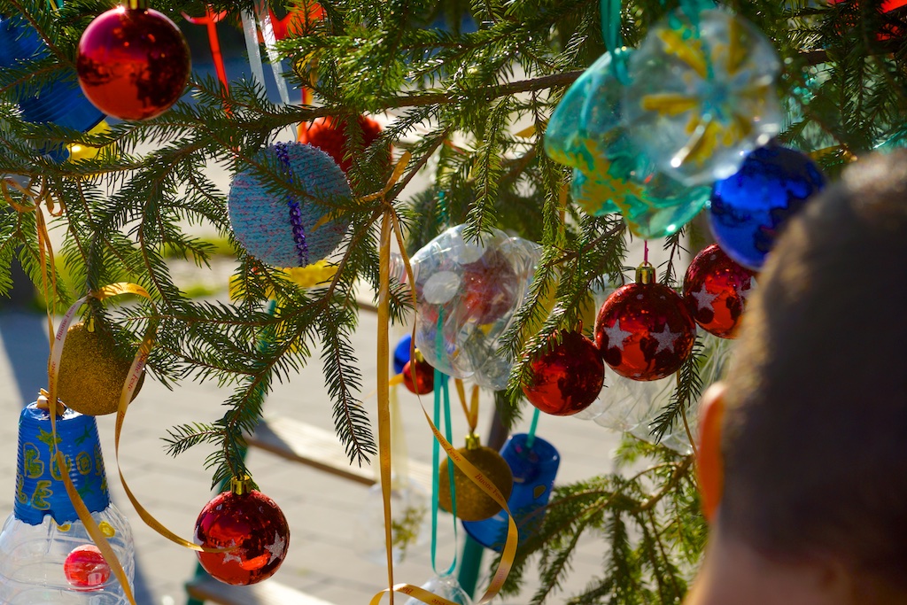 Allestimento dell'albero di Natale di Piazza Antonio Basso