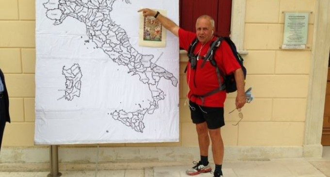 Giro d’Italia a piedi ad 80 anni: tappa a Ladispoli