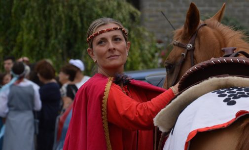 Restituzione costumi: urgente