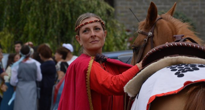 Restituzione costumi: urgente