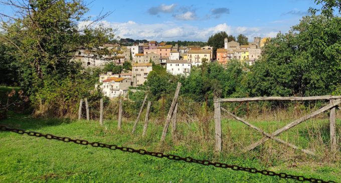 Il Borgo di Cesano parzialmente incatenato